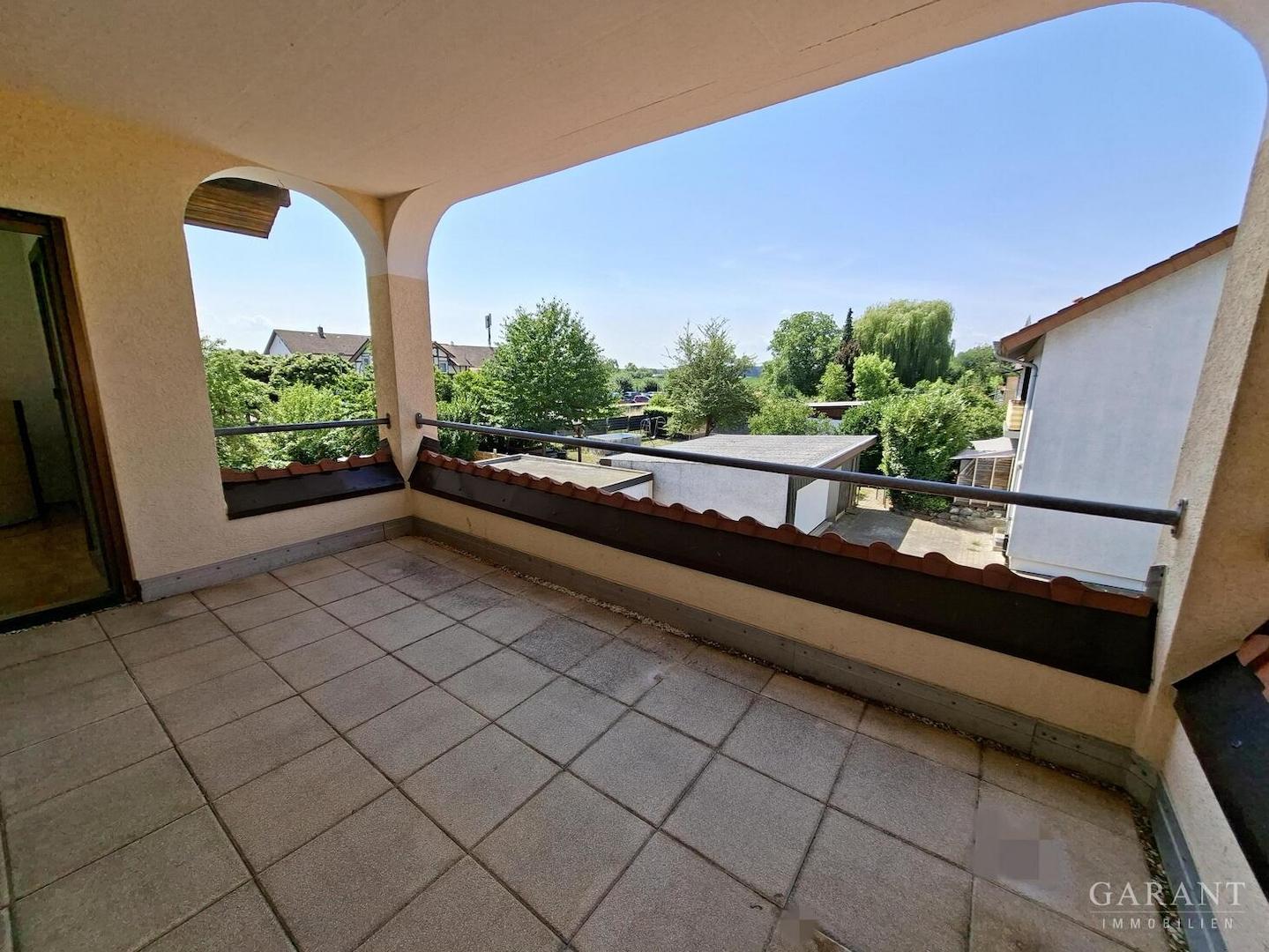 großzügiger überdachter Balkon