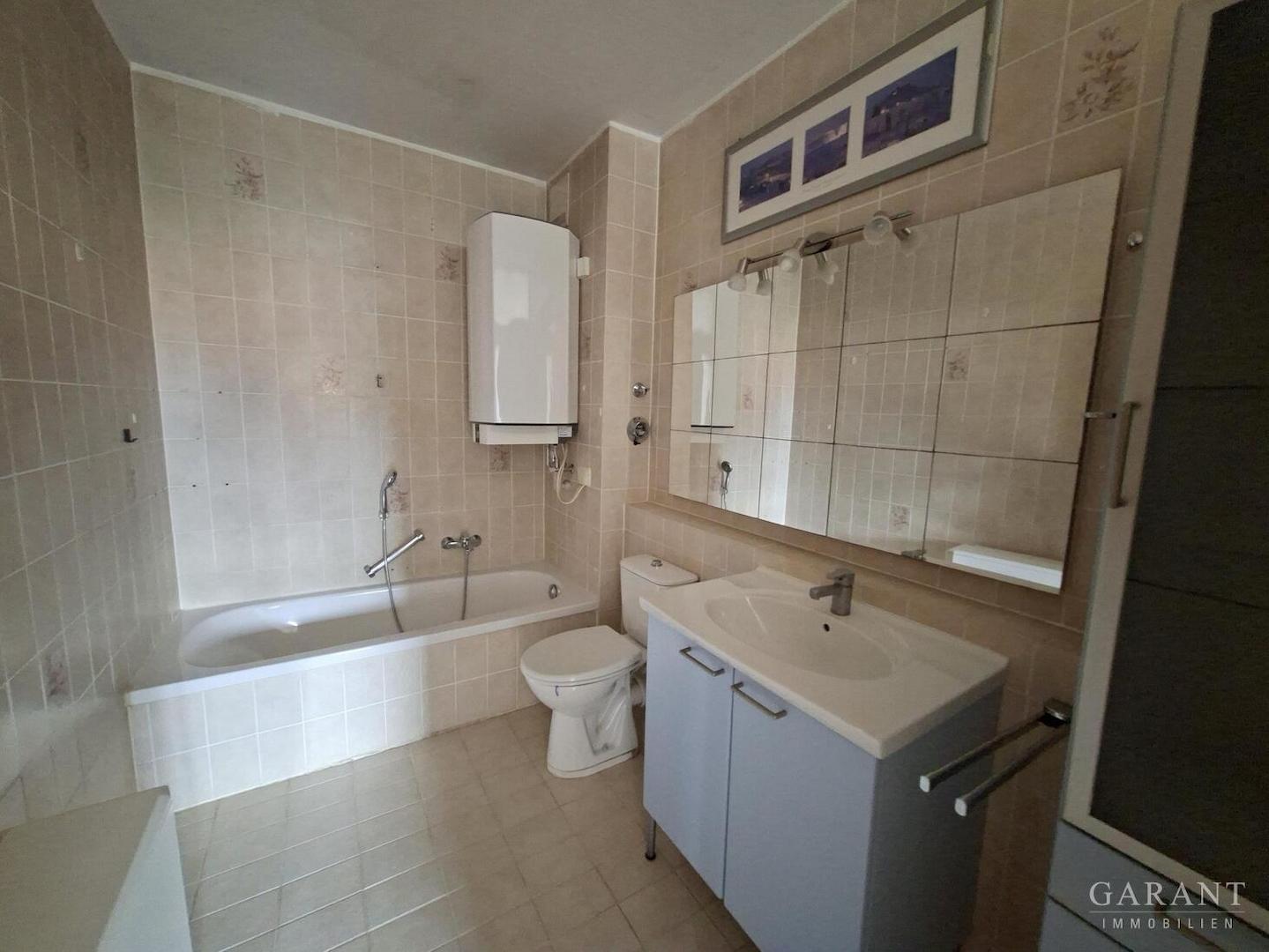 Bad mit Wanne und WC