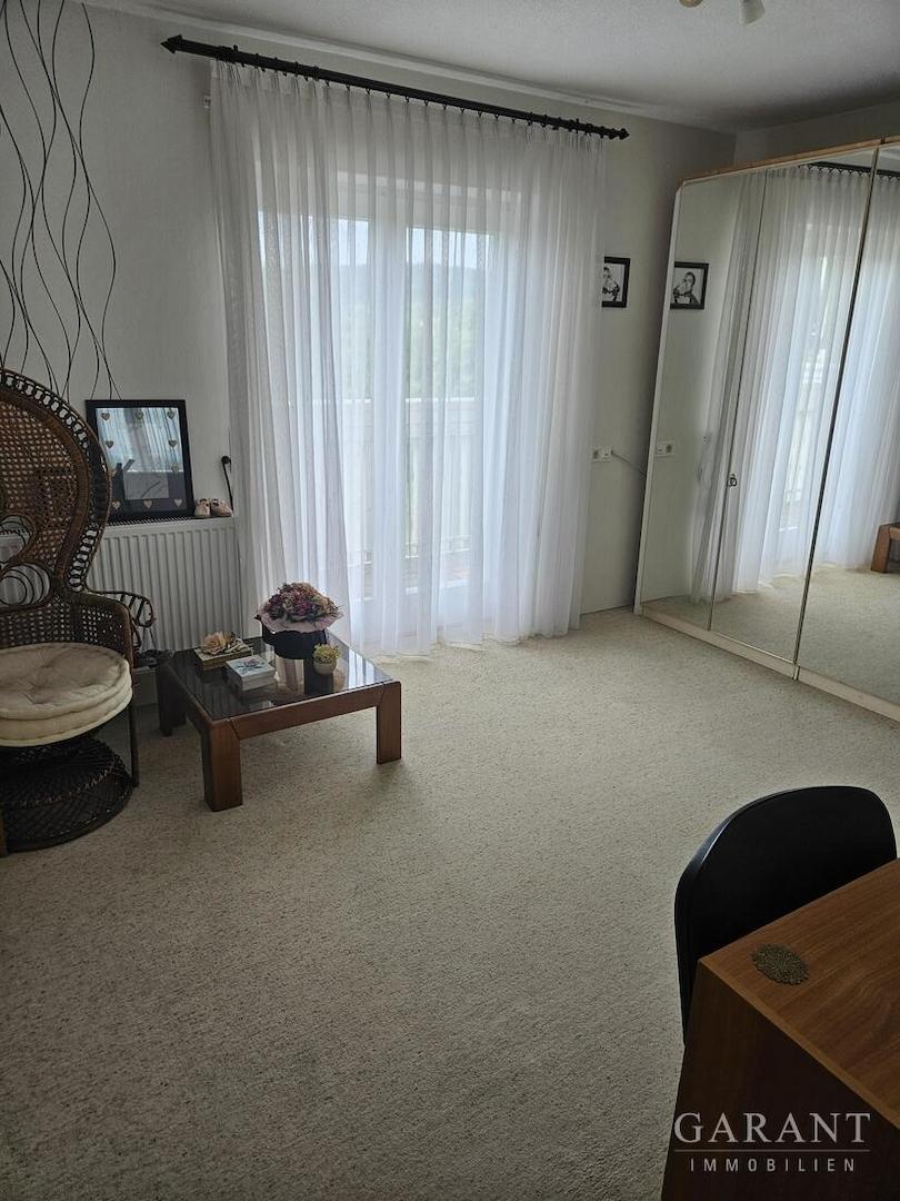 EG Zimmer mit Balkon