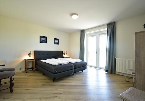 kaufen-ferienwohnung-hellevoetsluis-schlafzimmer-terrassentuer-recreatieadviseurs-vakantiehuistekoop-nl.jpg