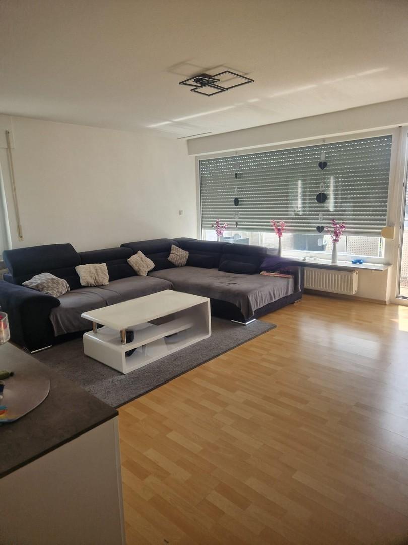 Wohnzimmer mit Balkon