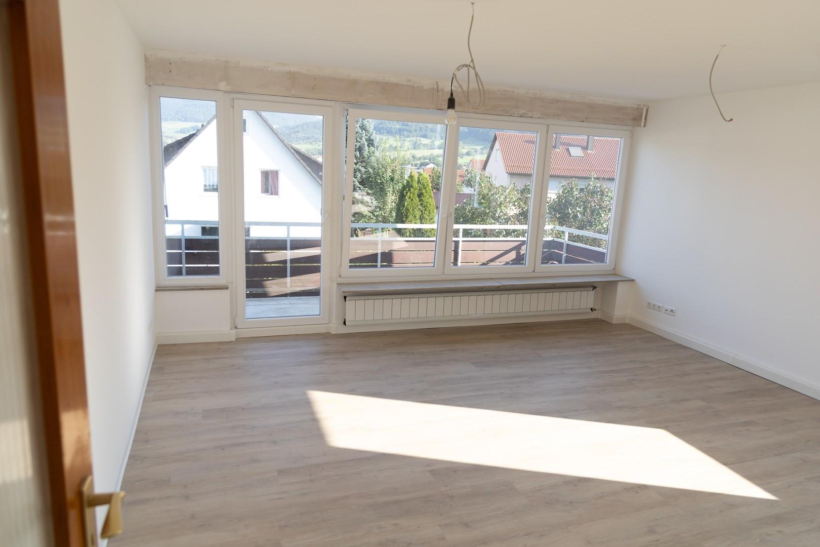 Wohnzimmer mit Balkon