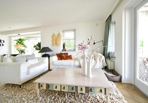 kaufen-freistehendes-ferienhaus-hellevoetsluis-wohnzimmer-und-sitzecke-yachthafenlage-recreatieadviseurs-vakantiehuistekoop-nl.jpg
