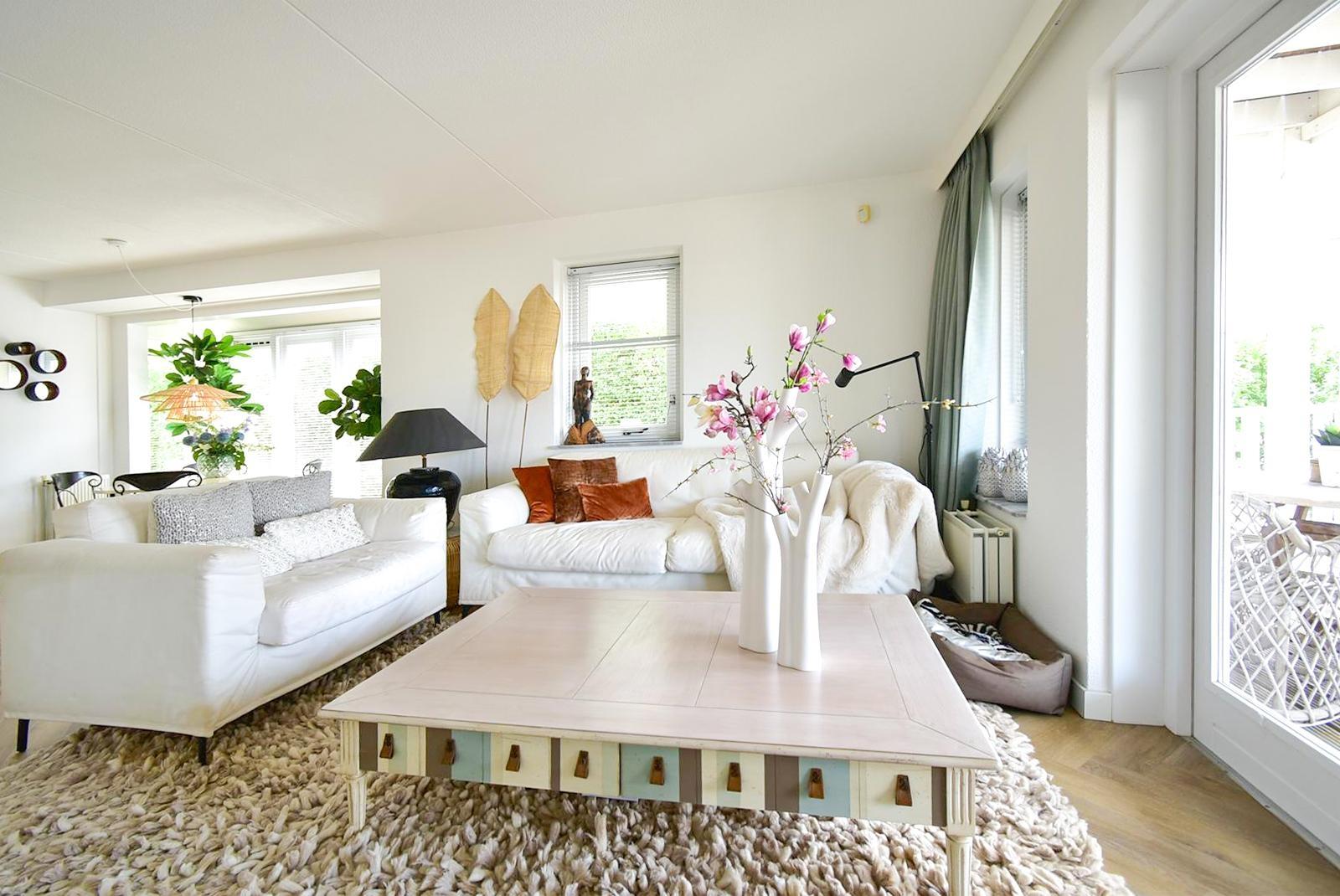 kaufen-freistehendes-ferienhaus-hellevoetsluis-wohnzimmer-und-sitzecke-yachthafenlage-recreatieadviseurs-vakantiehuistekoop-nl.jpg