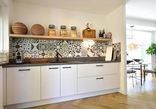 kaufen-freistehendes-ferienhaus-hellevoetsluis-kueche-und-musterfliesen-yachthafenlage-recreatieadviseurs-vakantiehuistekoop-nl.jpg