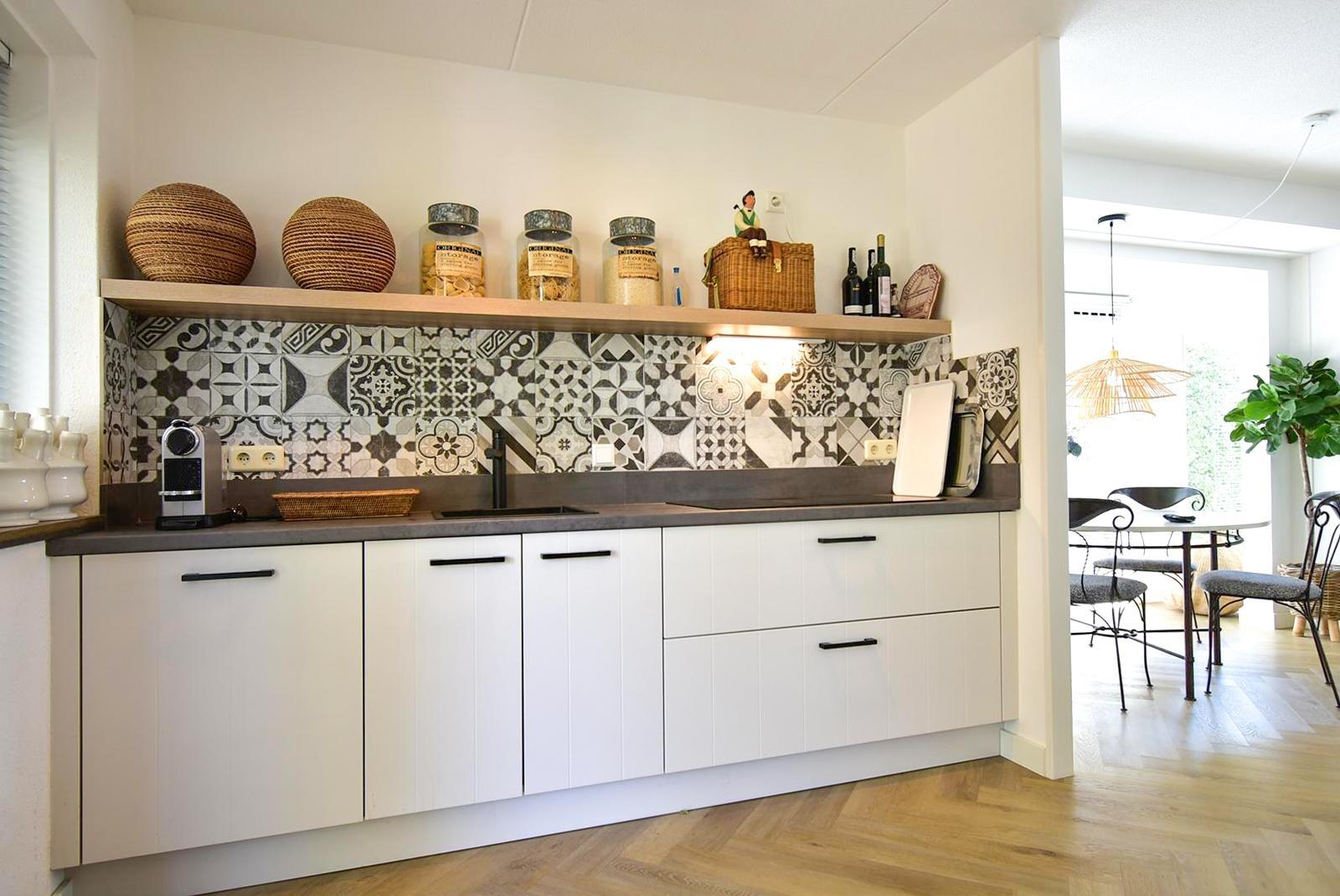 kaufen-freistehendes-ferienhaus-hellevoetsluis-kueche-und-musterfliesen-yachthafenlage-recreatieadviseurs-vakantiehuistekoop-nl.jpg