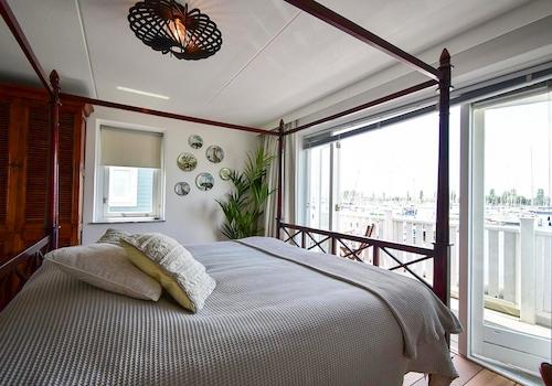 kaufen-freistehendes-ferienhaus-hellevoetsluis-schlafzimmer-himmelbett-und-balkon-yachthafen-recreatieadviseurs-vakantiehuistekoop-nl.jpg