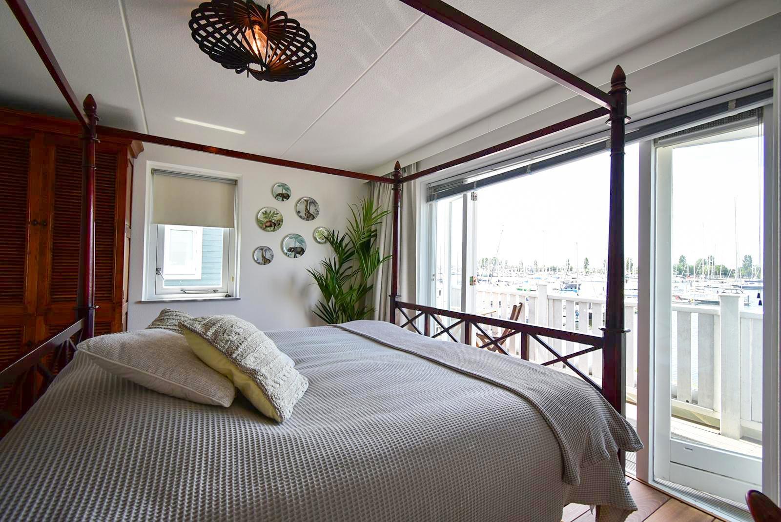 kaufen-freistehendes-ferienhaus-hellevoetsluis-schlafzimmer-himmelbett-und-balkon-yachthafen-recreatieadviseurs-vakantiehuistekoop-nl.jpg