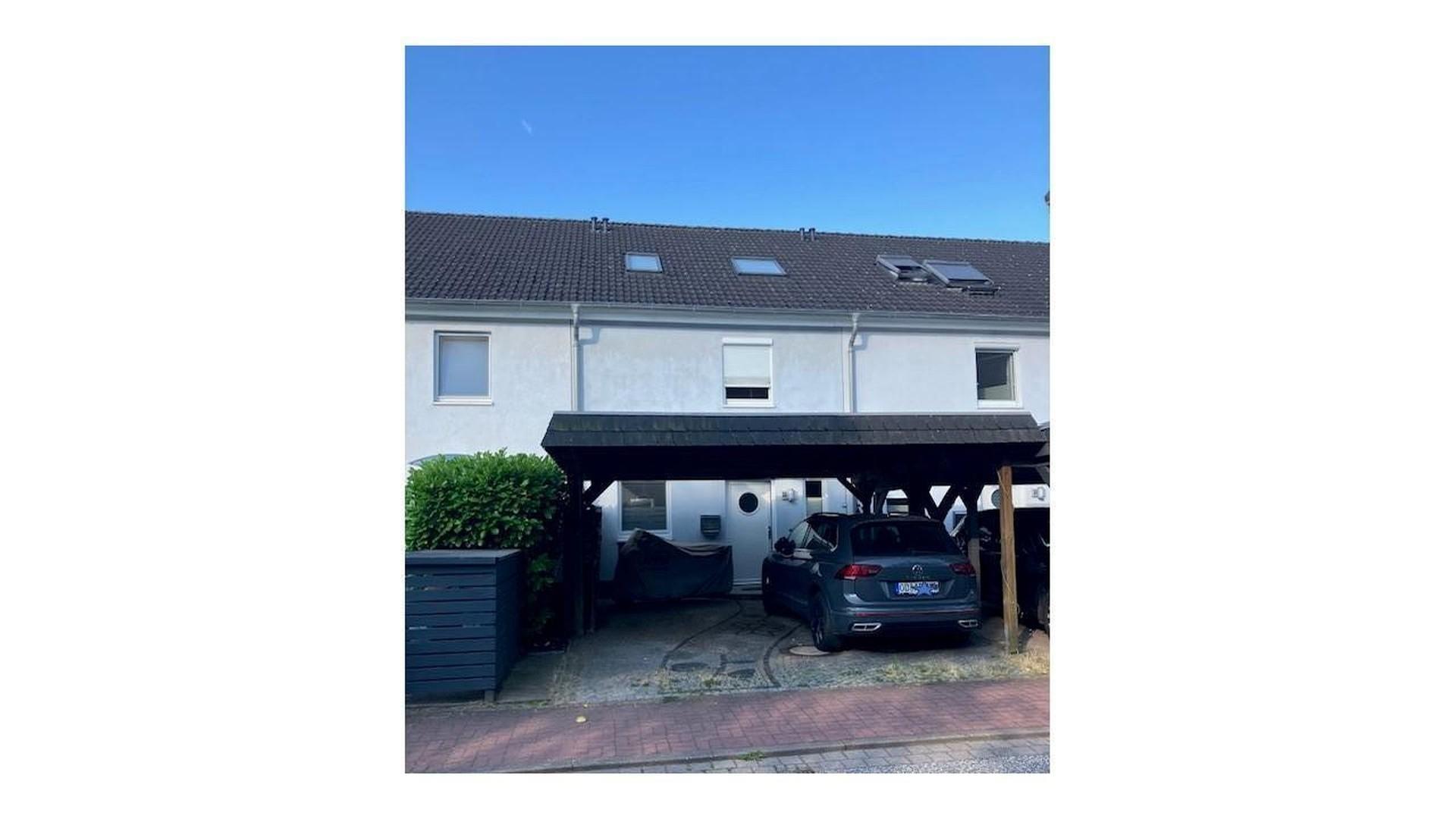 Hausfront mit Doppelcarport