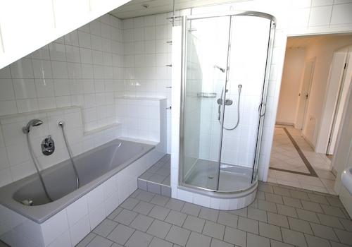 Bad mit Wanne und Dusche