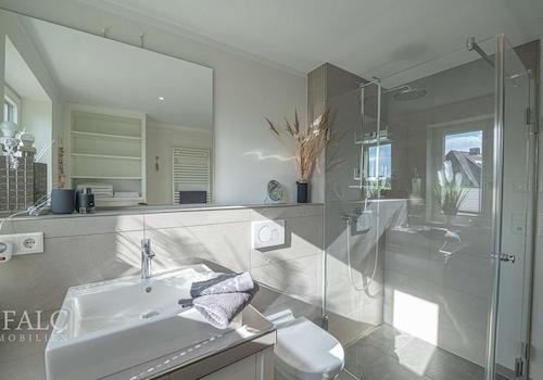 DG Badezimmer mit Dusche 