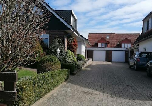 Hof mit Garage