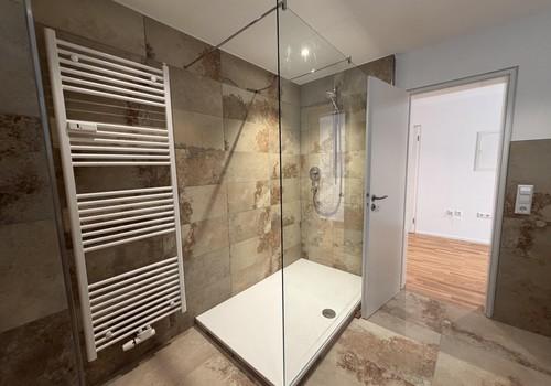 Neuers Bad mit großer Dusche
