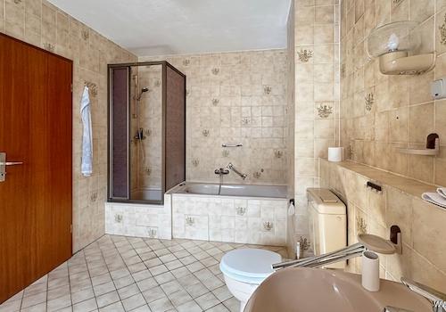 OG Bad mit Wanne, Dusche