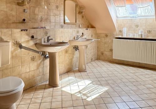 OG Bad mit Wanne, Dusche