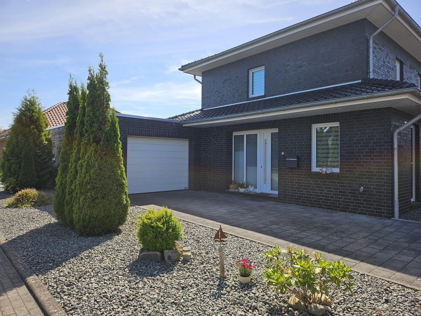 Hauseingang mit Garage