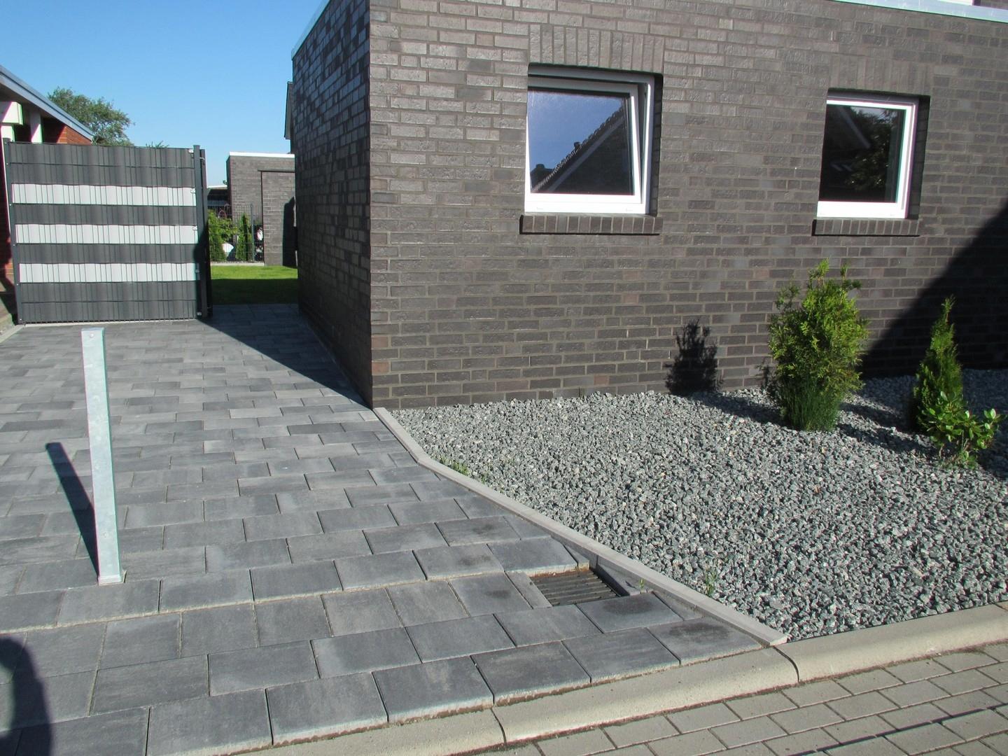 zus. Stellplatz neben Haus