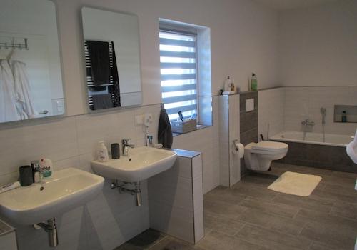 Badezimmer OG mit Badewanne