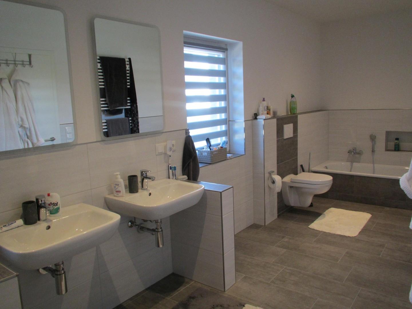 Badezimmer OG mit Badewanne