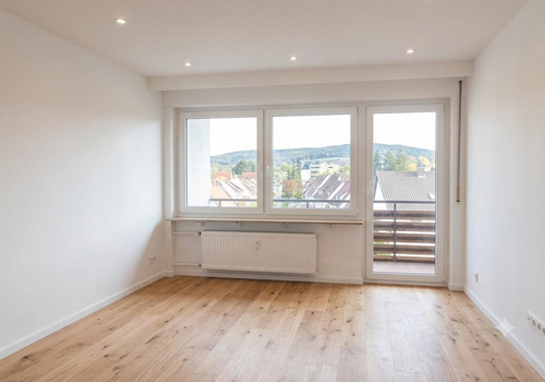 Helles Wohnzimmer + Balkon