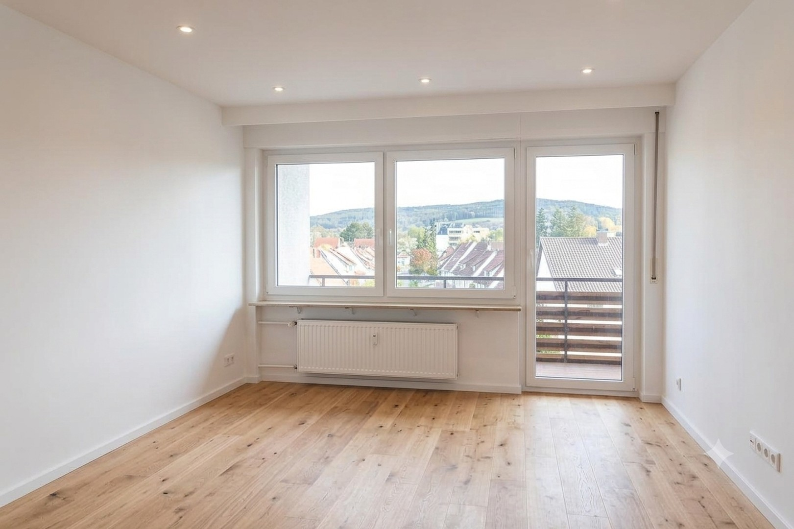 Helles Wohnzimmer + Balkon