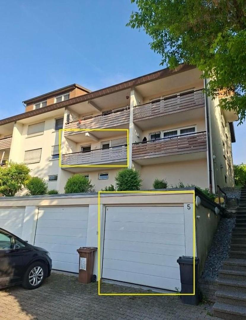 Ansicht des Hauses mit Garage