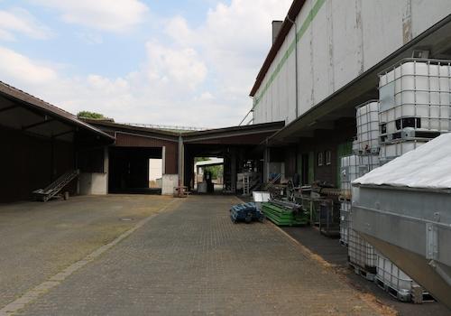 Hoffläche vor den Schüttboxen