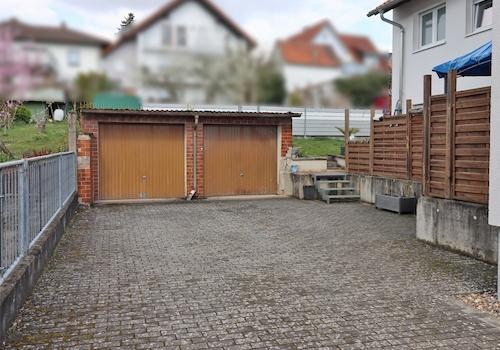 Hof mit Garagen