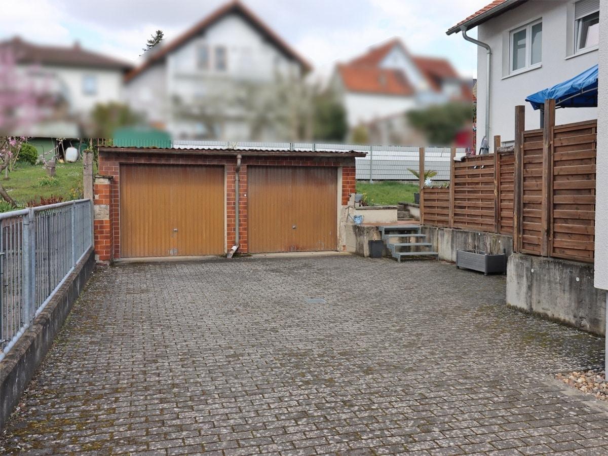 Hof mit Garagen
