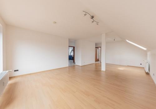 großzügiges Wohnzimmer