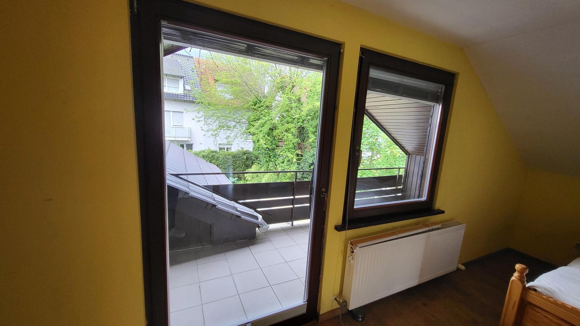 Blick v Schlafzimmer z Garten
