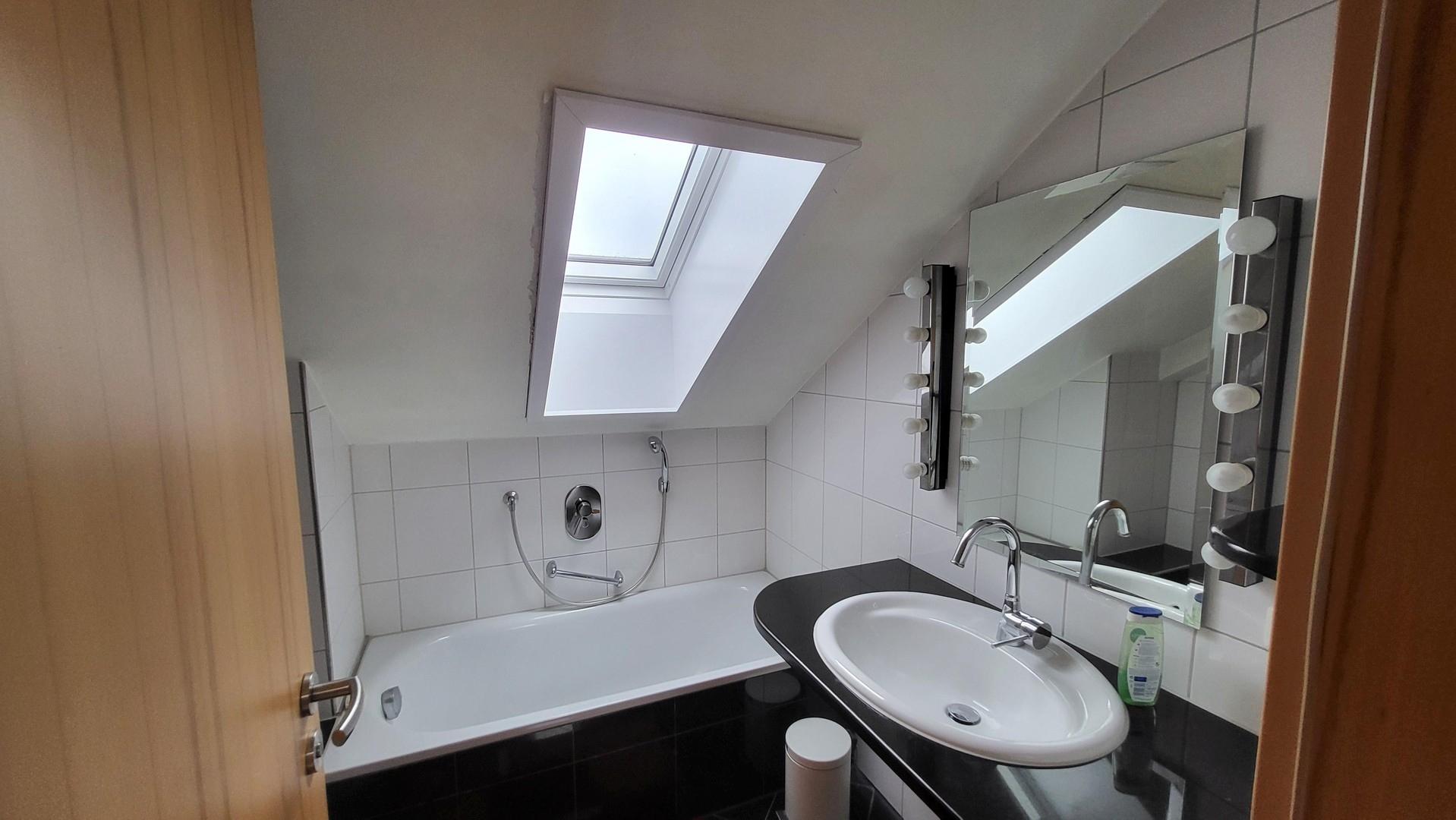 Tageslichtbad OG mit Wanne 