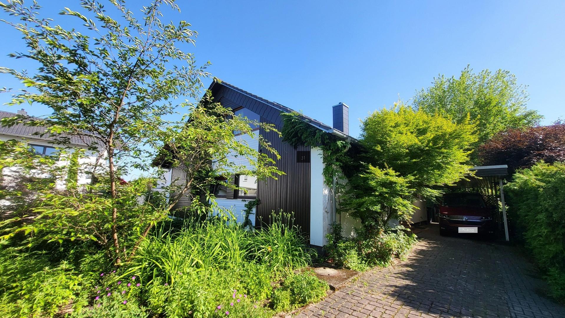 Vorderansicht m Carport rechts