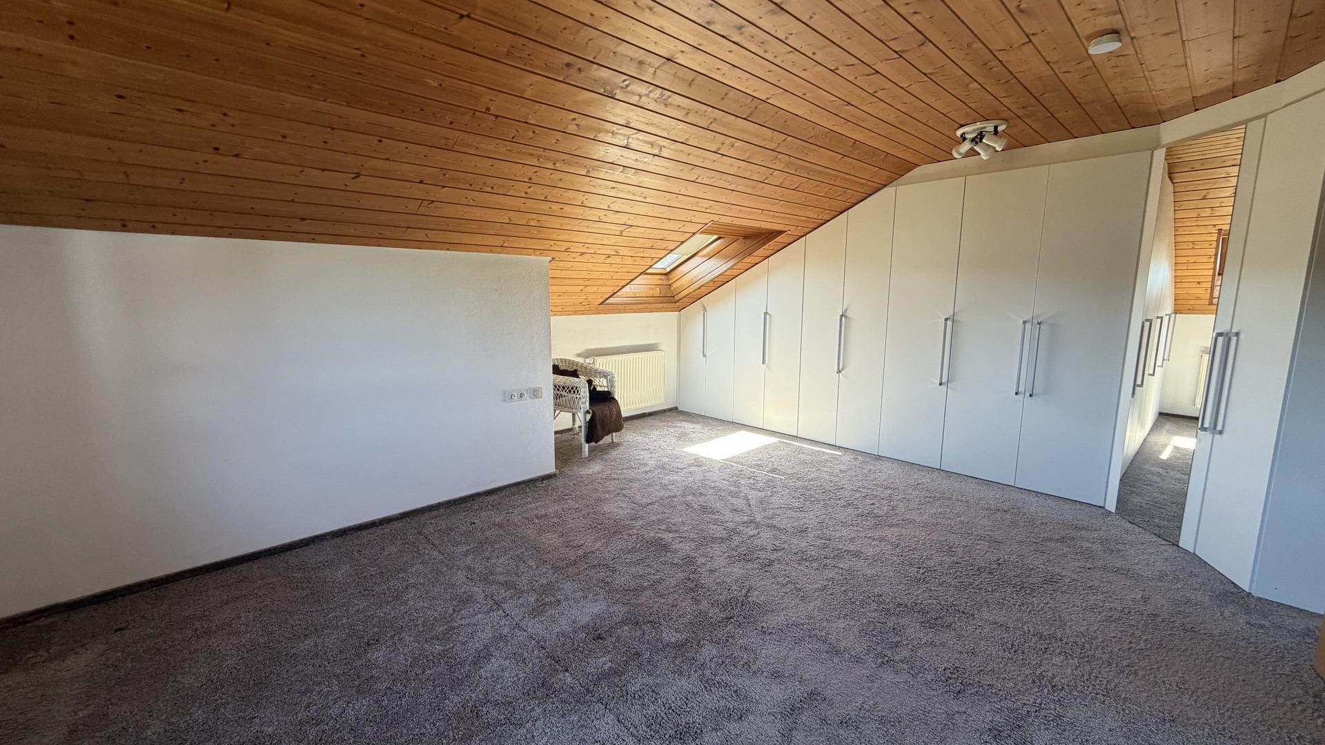 Großes Schlafzimmer