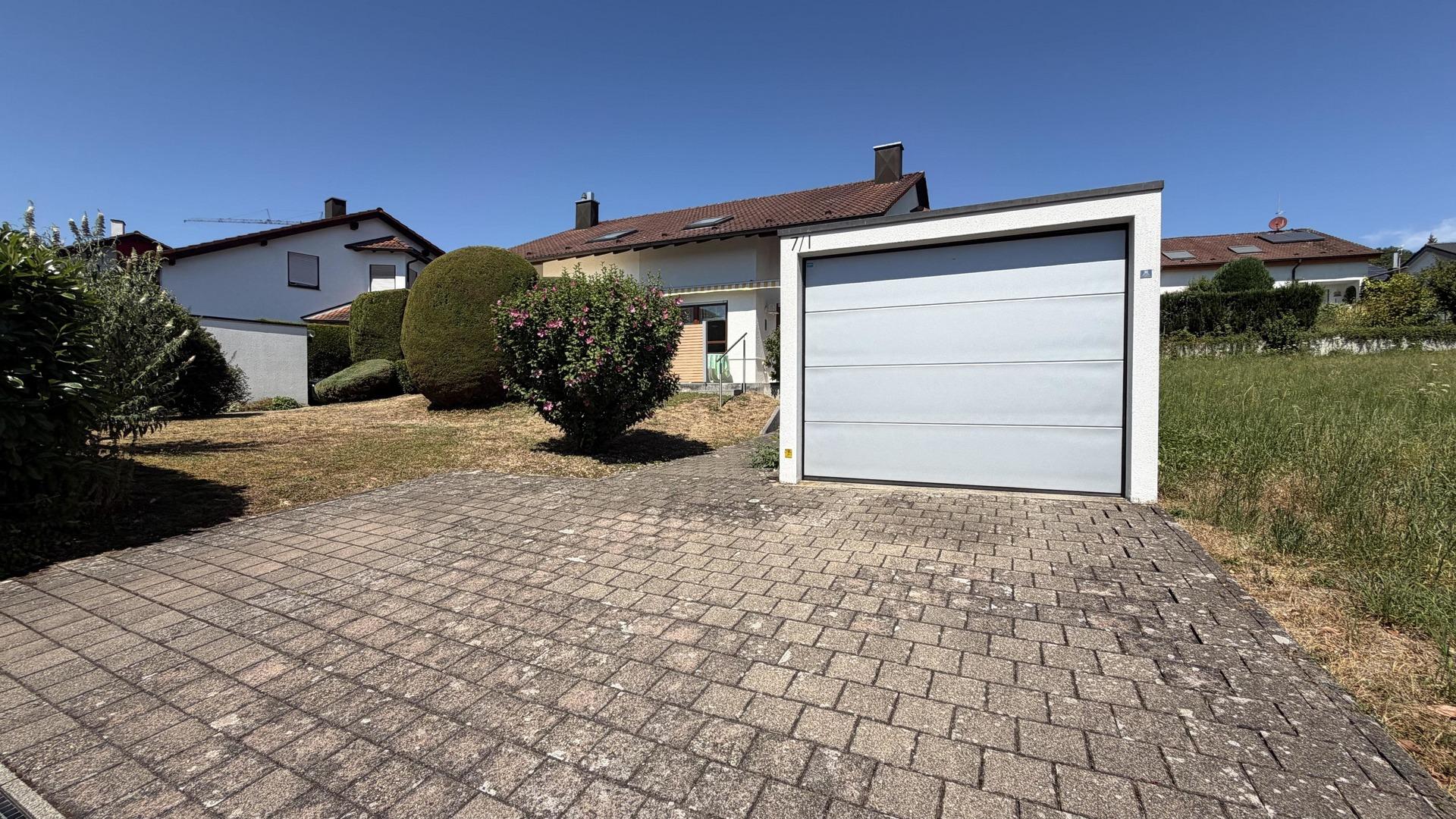 Einfahrt / Garage