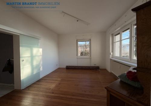 Wohnzimmer mit Holzdielenboden im EG