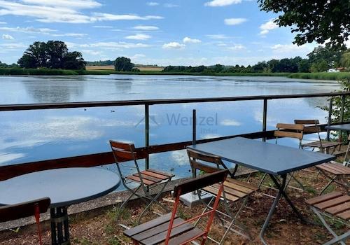 Traumhafter Seeblick: Einladende Terrasse mit Panorama