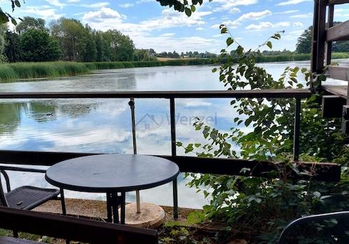 Traumhafter Seeblick: Naturnahe Terrasse mit direkter Wasserkante