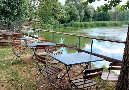 Traumhafter Seeblick: Moderne Terrasse direkt am Wassersaum