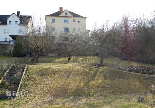 Garten mit Haus von hinten