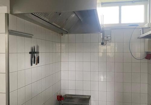 Küche mit Abluftanlage
