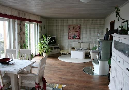 Wohn-/Esszimmer mit Kaminofen