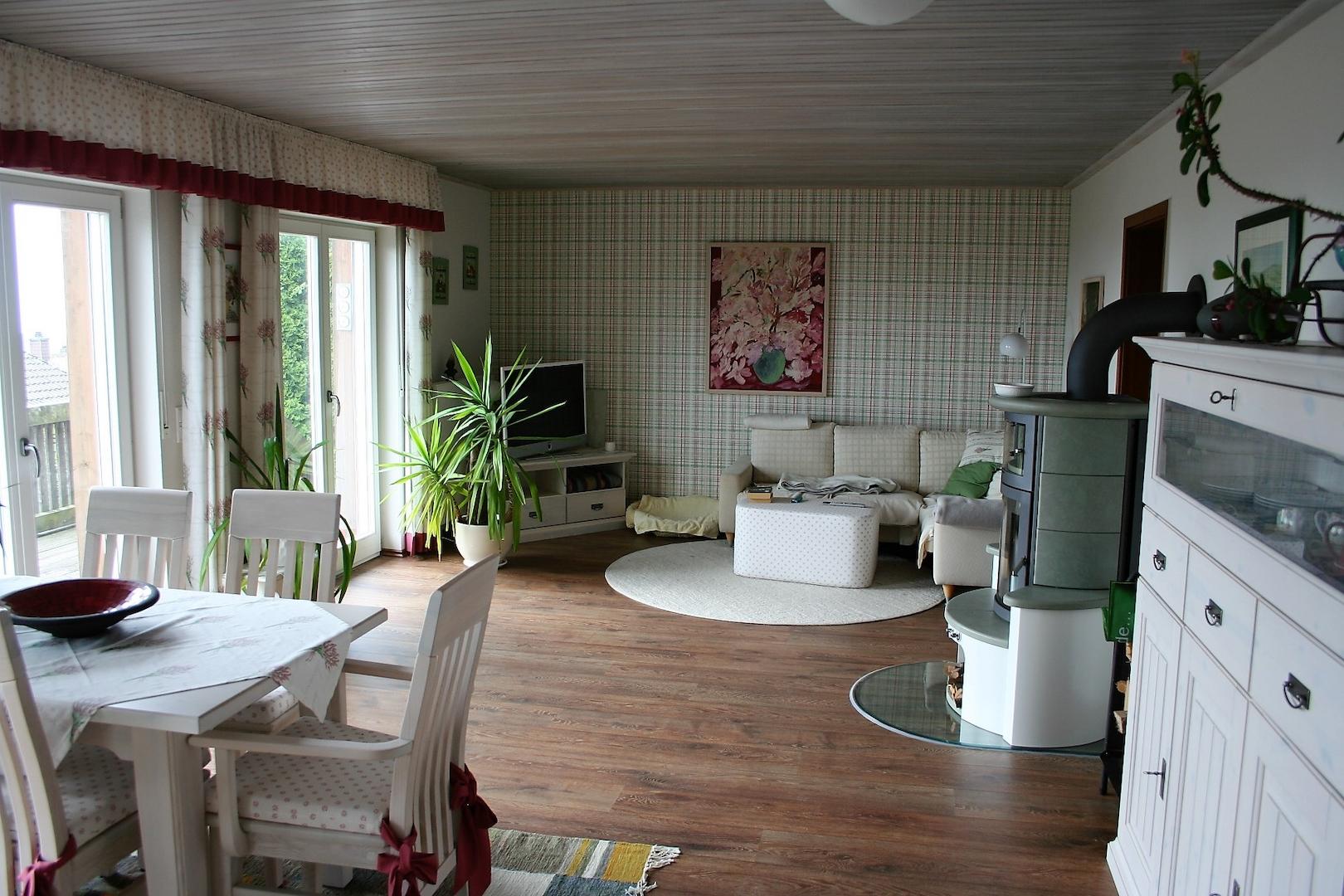 Wohn-/Esszimmer mit Kaminofen