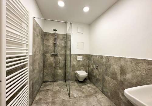 Badezimmer mit Dusche