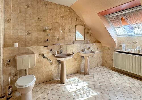OG Bad mit Wanne, Dusche