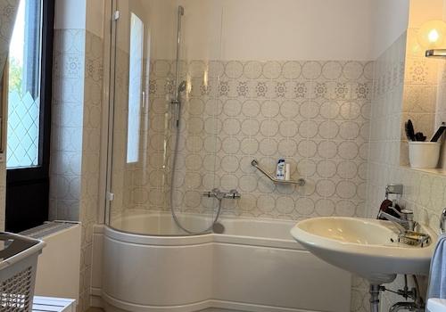 helles Badezimmer
