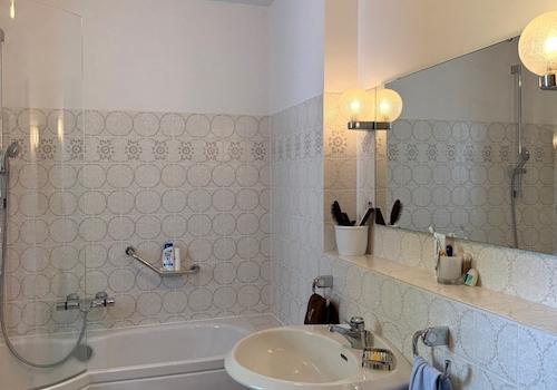 helles Badezimmer