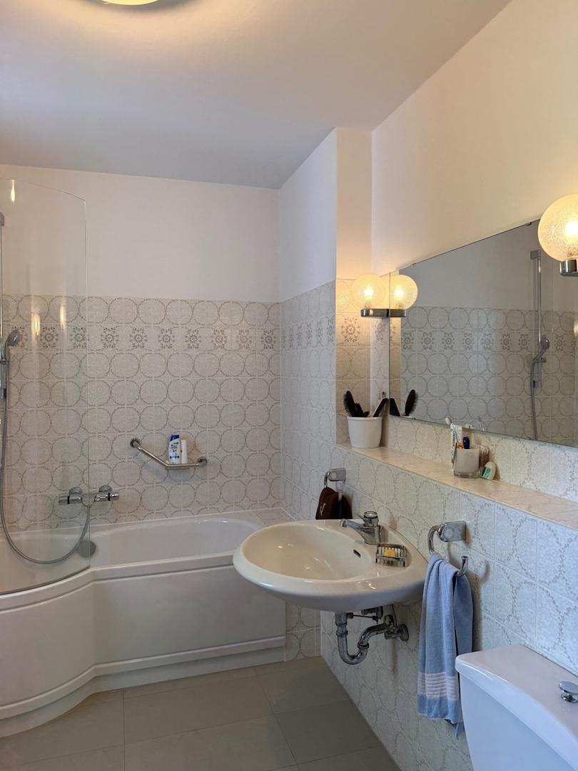 helles Badezimmer