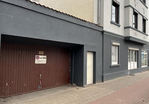 Garage und Zugang zum Hinterhof