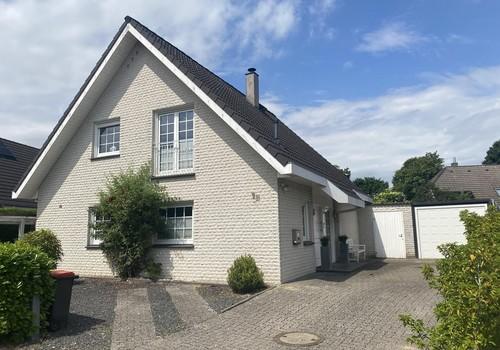 Hausansicht mit Garage